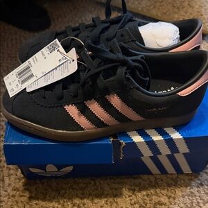 NWT Adidas Women's Stadt sneakers - 5.5